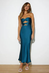 Retro light blue warm floor-length dress, a stylish outfit perfect for commuting or dates